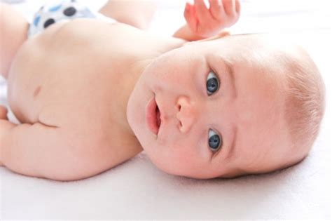 Aftësitë motorike të bebit 4 muajsh Bebi juaj 4 muajsh po bëhet më i shkathët dhe lëviz më shumë me duar. . Mos zhvillimi i bebes